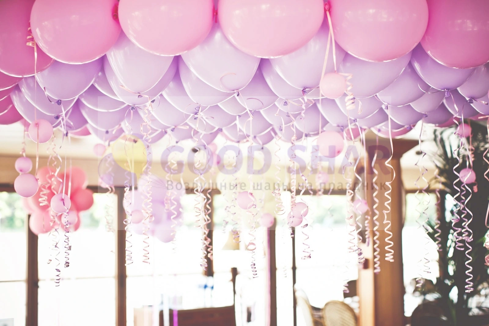 Шары под потолком